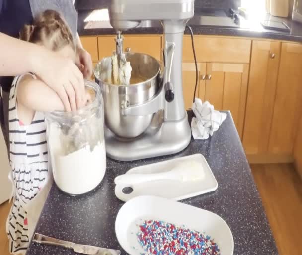 Paso Paso Madre Hija Horneando Galletas Azúcar Cocina — Vídeo de stock