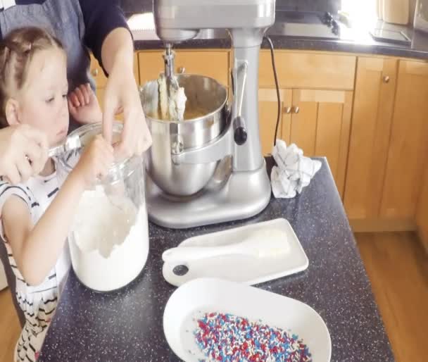 Krok Kroku Matka Córka Pieczenia Cookies Cukru Kuchni — Wideo stockowe