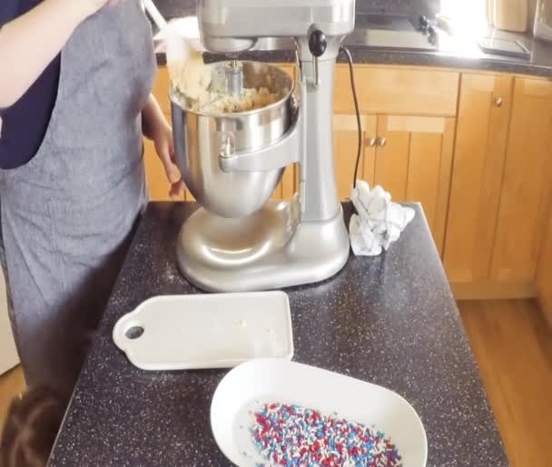 Pas Pas Mère Fille Font Cuire Des Biscuits Sucre Dans — Video