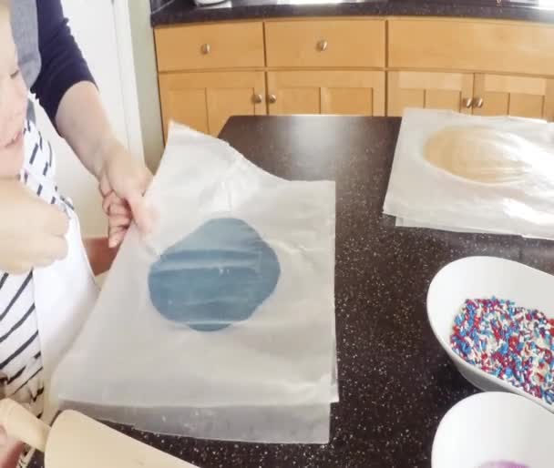 Paso Paso Madre Hija Horneando Galletas Azúcar Cocina — Vídeo de stock