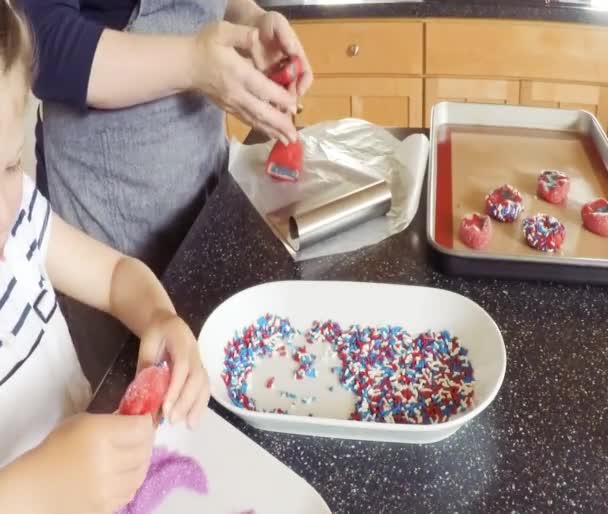 Paso Paso Madre Hija Horneando Galletas Azúcar Cocina — Vídeo de stock