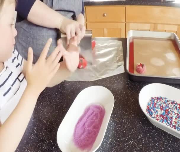 Adım Adım Anne Kızı Mutfakta Şekerli Kurabiye Pişirme — Stok video