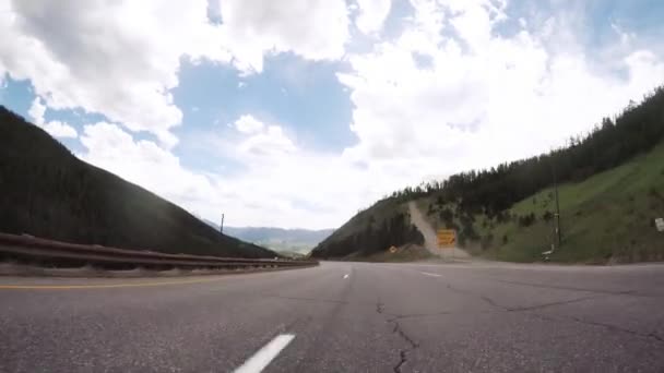 Οδηγώντας Δυτικά Μέσα Από Βουνά Στο Διαπολιτειακό Αυτοκινητόδρομο I70 — Αρχείο Βίντεο