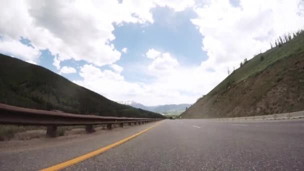 Kör Västerut Genom Bergen Interstate Highway I70 — Stockvideo