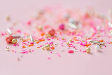 Pembe bir arka plan üzerinde renkli pembe serpin karışım.