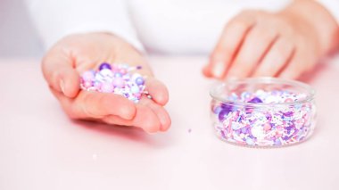 Pembe bir arka plan üzerinde renkli pembe serpin karışım.