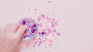 Pembe bir arka plan üzerinde renkli mor serpin karışım.