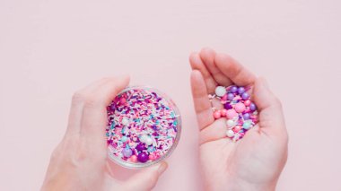 Pembe bir arka plan üzerinde renkli mor serpin karışım.