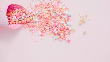 Pembe bir arka plan üzerinde renkli pembe serpin karışım.