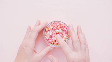 Pembe bir arka plan üzerinde renkli pembe serpin karışım.