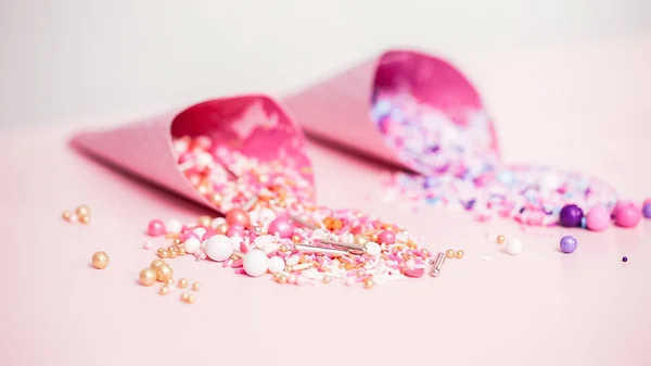 ピンクの背景にカラフルなスプリンクル ブレンド — ストック写真
