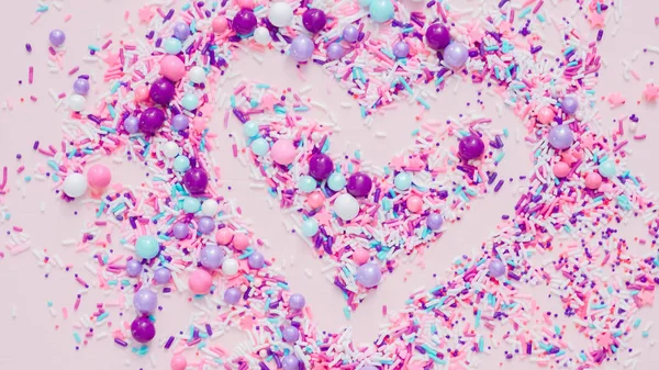 Kleurrijke Paarse Strooi Mix Een Roze Achtergrond — Stockfoto
