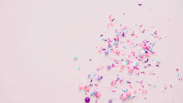 Kleurrijke Paarse Strooi Mix Een Roze Achtergrond — Stockfoto