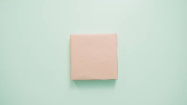 Kaydırma çocuklar kahverengi kağıt mevcut.