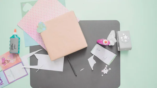 Regalo Decorazione Compleanno Dei Bambini Con Carta Artigianale — Foto Stock