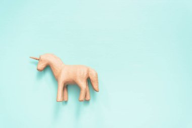 Çocuklar sanat ve el sanatları projesi için bitmemiş kağıt mache tek boynuzlu at.