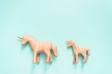 Çocuklar sanat ve el sanatları projesi için bitmemiş kağıt mache tek boynuzlu at.