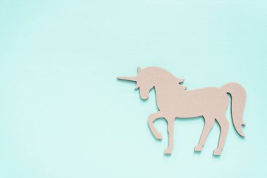 Yarım kalmış tek boynuzlu at üzerinde mavi arka plan kes şunu.