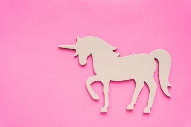 Yarım kalmış tek boynuzlu at, pembe arka plan kes şunu.