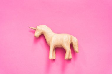 Çocuklar sanat ve el sanatları projesi için bitmemiş kağıt mache tek boynuzlu at.