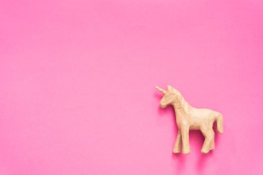 Çocuklar sanat ve el sanatları projesi için bitmemiş kağıt mache tek boynuzlu at.