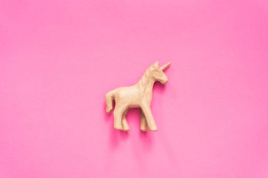 Çocuklar sanat ve el sanatları projesi için bitmemiş kağıt mache tek boynuzlu at.