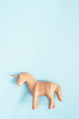 Çocuklar sanat ve el sanatları projesi için bitmemiş kağıt mache tek boynuzlu at.