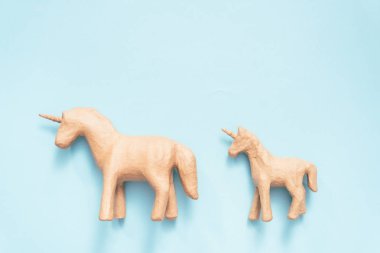 Çocuklar sanat ve el sanatları projesi için bitmemiş kağıt mache tek boynuzlu at.