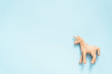 Çocuklar sanat ve el sanatları projesi için bitmemiş kağıt mache tek boynuzlu at.