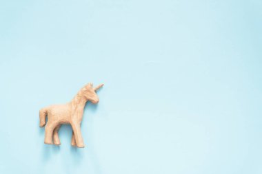 Çocuklar sanat ve el sanatları projesi için bitmemiş kağıt mache tek boynuzlu at.