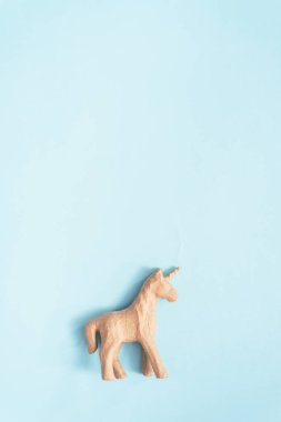 Çocuklar sanat ve el sanatları projesi için bitmemiş kağıt mache tek boynuzlu at.