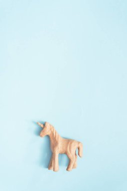 Çocuklar sanat ve el sanatları projesi için bitmemiş kağıt mache tek boynuzlu at.