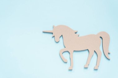 Yarım kalmış tek boynuzlu at üzerinde mavi arka plan kes şunu.