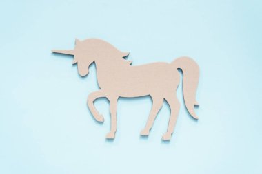 Yarım kalmış tek boynuzlu at üzerinde mavi arka plan kes şunu.