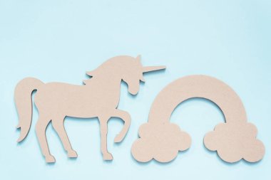 Yarım kalmış tek boynuzlu at üzerinde mavi arka plan kes şunu.