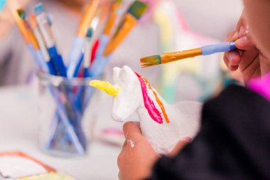 Onların küçük dekorasyon kızlar mache tek boynuzlu at figürin, tek boynuzlu at fantezi partide kağıt.