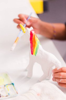 Onların küçük dekorasyon kızlar mache tek boynuzlu at figürin, tek boynuzlu at fantezi partide kağıt.