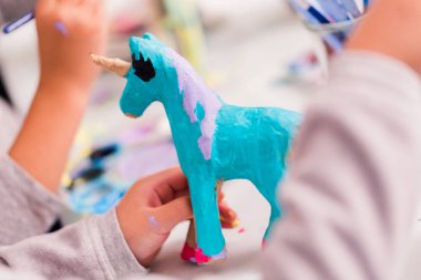 Onların küçük dekorasyon kızlar mache tek boynuzlu at figürin, tek boynuzlu at fantezi partide kağıt.