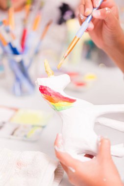 Onların küçük dekorasyon kızlar mache tek boynuzlu at figürin, tek boynuzlu at fantezi partide kağıt.