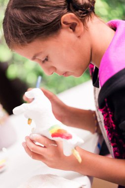 Küçük kızlar küçük dekorasyon tek boynuzlu at figürin mache kağıt.