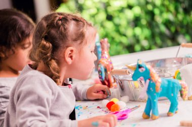 Küçük kızlar küçük dekorasyon tek boynuzlu at figürin mache kağıt.