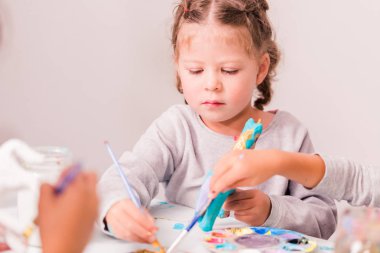 Küçük kızlar küçük dekorasyon tek boynuzlu at figürin mache kağıt.