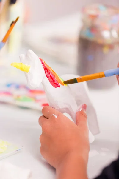 Mädchen Verzieren Ihre Kleinen Einhörner Figuren Aus Papiermaché Bei Der — Stockfoto