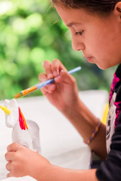 Petites Filles Décorant Les Petites Figurines Licorne Mache Papier — Photo