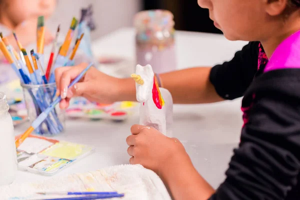 Meninas Pequenas Decorando Pequenas Estatuetas Papel Mache Unicórnio — Fotografia de Stock