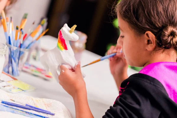 Meninas Pequenas Decorando Pequenas Estatuetas Papel Mache Unicórnio — Fotografia de Stock