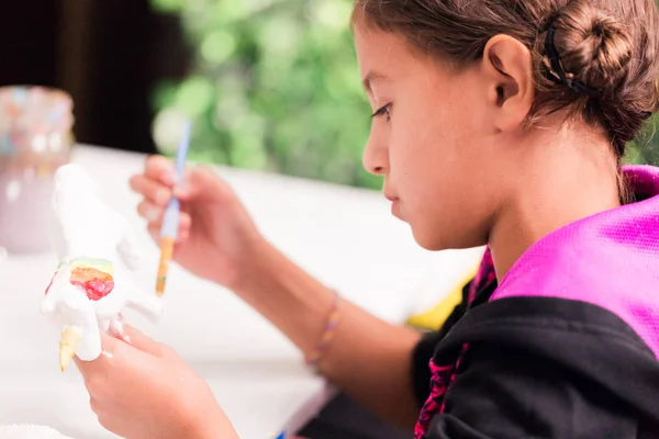 Petites Filles Décorant Les Petites Figurines Licorne Mache Papier — Photo