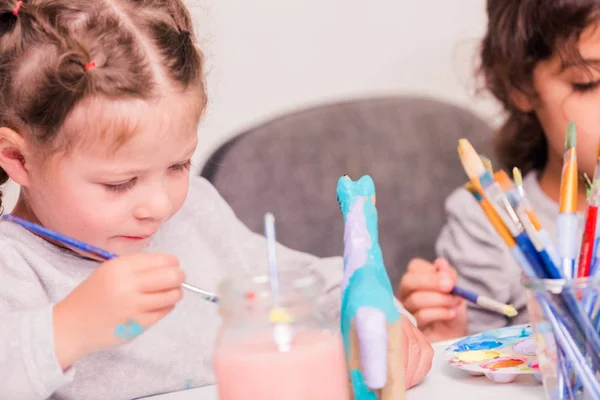 Små Flickor Dekorera Små Papper Mache Unicorn Figuriner — Stockfoto