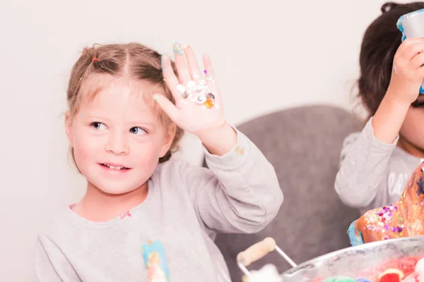 Małe Dziewczynki Dekorowanie Mały Papier Mache Figurki Jednorożca — Zdjęcie stockowe