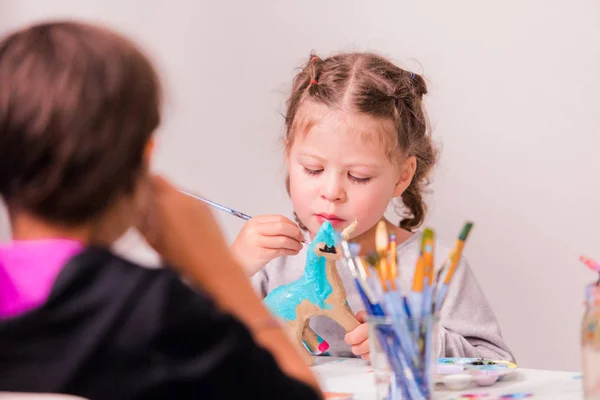 Små Flickor Dekorera Små Papper Mache Unicorn Figuriner — Stockfoto